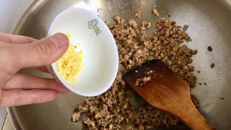 家常美味➕粒粒香蒜苔炒肉末,肉末炒散,炒到肉末发白出油,加入姜末煸香