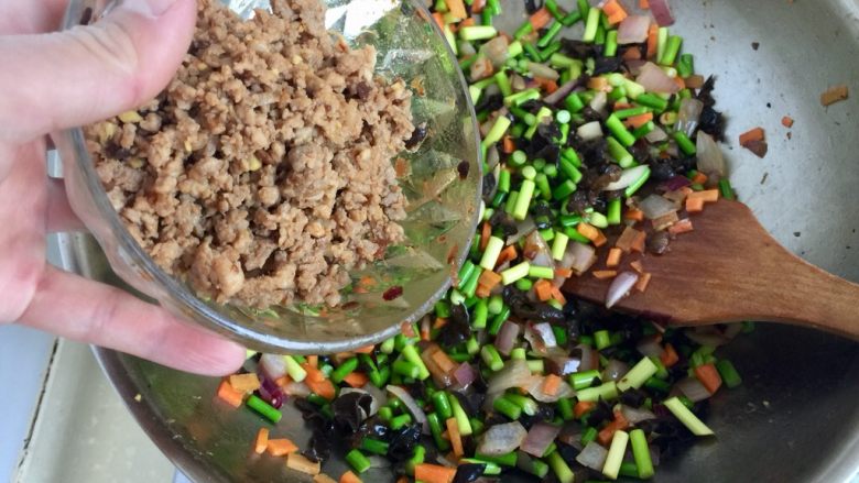 家常美味➕粒粒香蒜苔炒肉末,加入炒好的肉末,翻炒均匀