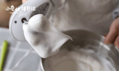 简简单单,来一卷幸福与美味的香葱肉松卷,蛋清中加数滴<a style='color:red;display:inline-block;' href='/shicai/ 919'>柠檬汁</a>,低速打发蛋清,分三次加入50克糖,打发至小弯勾。