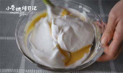 简简单单,来一卷幸福与美味的香葱肉松卷,挖入三分之一蛋白进蛋黄糊里,翻拌均匀。