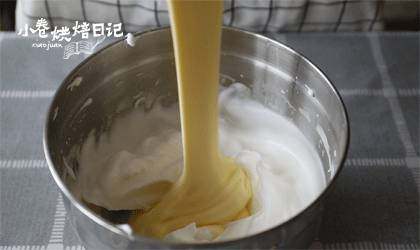 简简单单,来一卷幸福与美味的香葱肉松卷,把蛋黄糊加入剩下的蛋白里。翻拌均匀。