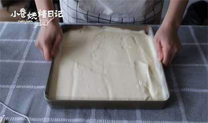 简简单单,来一卷幸福与美味的香葱肉松卷,倒入铺了油纸的28*28烤盘里,刮板自然力度抹平。震出气泡。