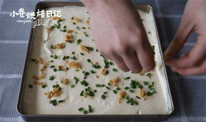简简单单,来一卷幸福与美味的香葱肉松卷,面上撒葱花,肉松(葱花水份需要吸干否则蛋糕表面粘上过多水份,蛋糕表面容易裂),150度30分。