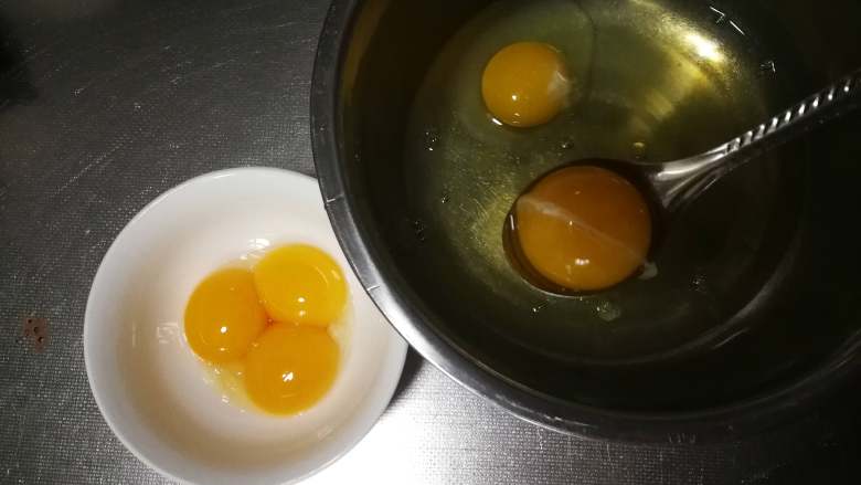 斑马纹戚风蛋糕,首先蛋黄蛋白分离,装蛋清盆一定要无油无水,蛋清内一定不能掺一点点蛋黄,否则很难打发。(分离蛋清蛋黄我喜欢全打到盆里,再用勺子把蛋黄捞出来,一定不能捞破哦。)