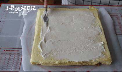 简简单单,来一卷幸福与美味的香葱肉松卷,挤上沙拉酱,抹平。