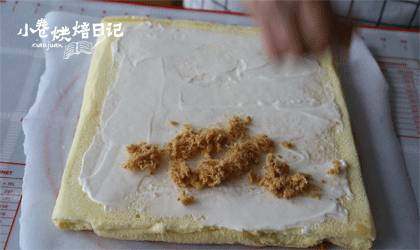 简简单单,来一卷幸福与美味的香葱肉松卷,撒上肉松,卷起。冷藏定型半小时后,就可以切块享用啦!(小卷用的沙拉酱是丘比的甜香味,感觉和这款蛋糕卷无敌配)