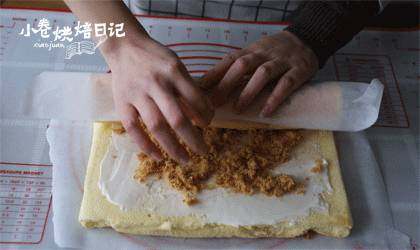 简简单单,来一卷幸福与美味的香葱肉松卷,撒上肉松,卷起。冷藏定型半小时后,就可以切块享用啦!(小卷用的沙拉酱是丘比的甜香味,感觉和这款蛋糕卷无敌配)
