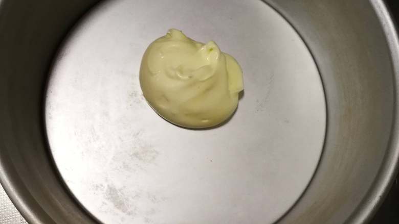 斑马纹戚风蛋糕,取2把大小相同的勺子,舀一勺蛋白糊放入8寸模具中央(勺子不要很大,否则层次不多,不好看)