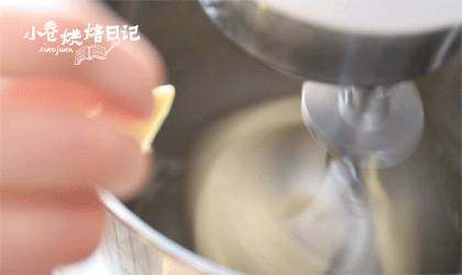 菠萝包里没有菠萝?我可能吃了一个假的面包,面团揉至光滑表面以后,加入黄油继续揉至扩展阶段。(切割一小块面团,轻轻用两个手指撑开出薄膜,薄膜破洞口成锯齿状),将面团进行一次发酵。发酵至两倍大。