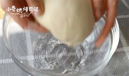 菠萝包里没有菠萝?我可能吃了一个假的面包,面团揉至光滑表面以后,加入黄油继续揉至扩展阶段。(切割一小块面团,轻轻用两个手指撑开出薄膜,薄膜破洞口成锯齿状),将面团进行一次发酵。发酵至两倍大。