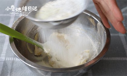 菠萝包里没有菠萝?我可能吃了一个假的面包,筛入<a style='color:red;display:inline-block;' href='/shicai/ 548'>低筋面粉</a>,搅拌均匀后揉成酥皮面团。面团揉好了我们先用保鲜膜或湿布盖好,备用!