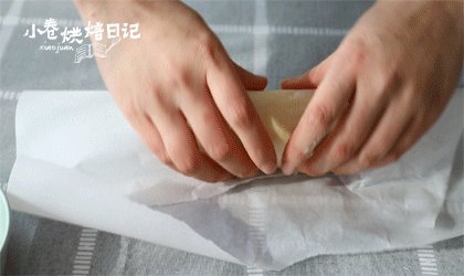 菠萝包里没有菠萝?我可能吃了一个假的面包,筛入低筋面粉,搅拌均匀后揉成酥皮面团。面团揉好了我们先用保鲜膜或湿布盖好,备用!
