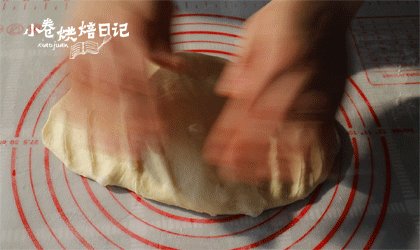 菠萝包里没有菠萝?我可能吃了一个假的面包,面团发酵好以后,拿出来压扁气泡排空,揉成面团,然后将主面团和酥皮平均分成六等份或八等份,大小依照自己的喜欢!