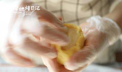 菠萝包里没有菠萝?我可能吃了一个假的面包,案板上撒少许面粉,将酥皮压扁,然后包裹在主面团上,不用全部包裹,大概包裹个4分之3的样子就好!