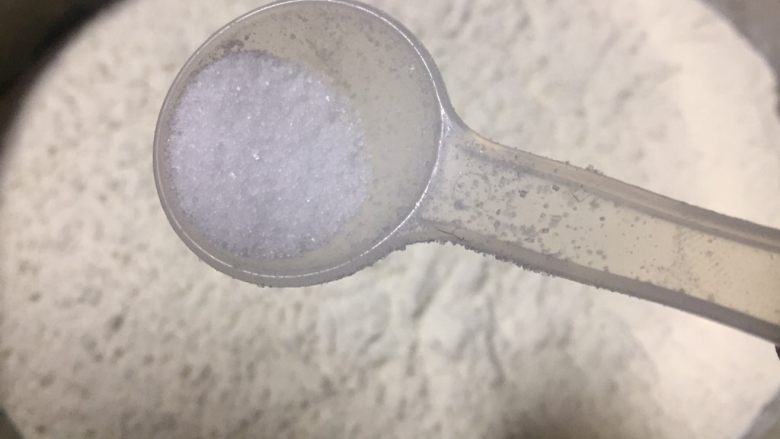 年味~团圆手工韭菜水饺,加少许食盐,这样面吃起更劲道