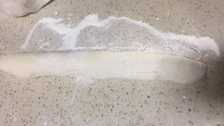 年味~团圆手工韭菜水饺,现在来做饺子皮,取一团面先搓成长条形