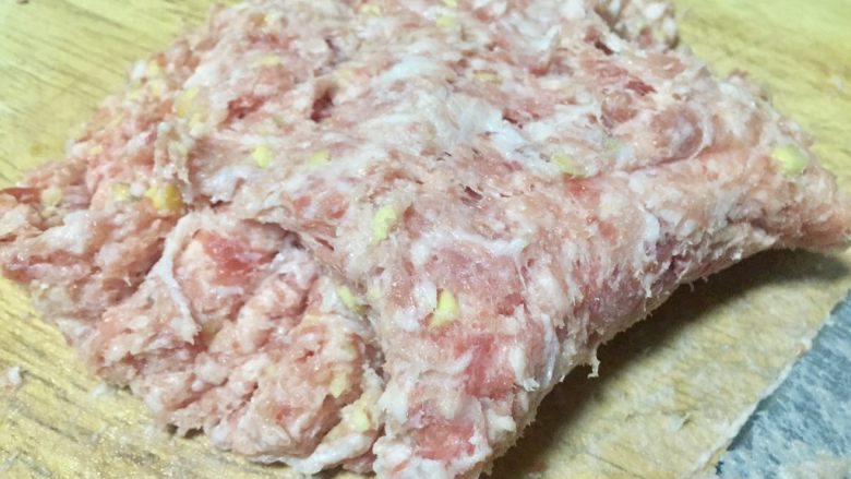 年味~团圆手工韭菜水饺,一直剁到如图肉黏在一起为止,装入一个大碗里