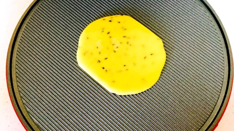 酥脆蛋卷,4⃣️提前预热蛋糕机,倒入一小勺面糊,扣上盖子,煎2-3分钟后蛋卷微微变色,用筷子辅助卷起来,放凉后食用就是酥酥脆的口感啦🎉🎉。