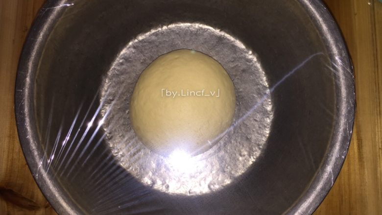 奶香椰蓉小餐包,揉成光滑面团,放入盆中,用保鲜膜盖好进行发酵