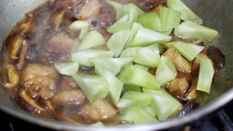 莴苣香菇红烧肉,然后再放莴苣,莴苣也会出少量水分,炖至全熟,入味,最后大火收汁