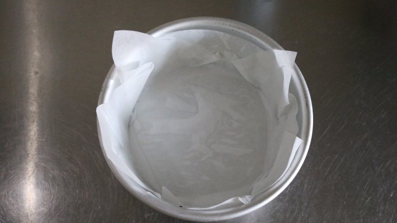 魔法蛋糕, 准备6寸圆模,喷一层脱膜油、放入油纸(一定要大一点,我这个稍微有点小了)
烤箱155度预热10分钟