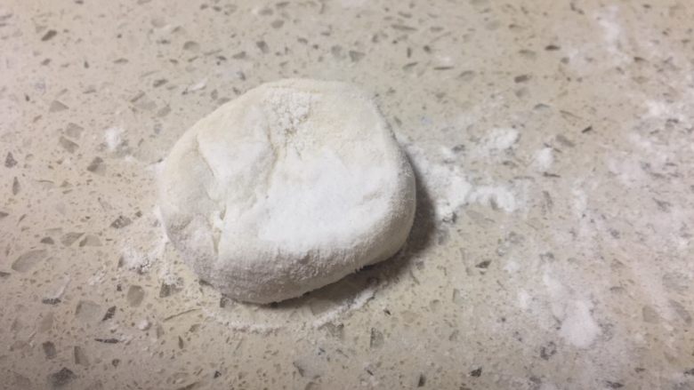 年味~团圆手工韭菜水饺,取一个妮子揉成面团,用手心压平