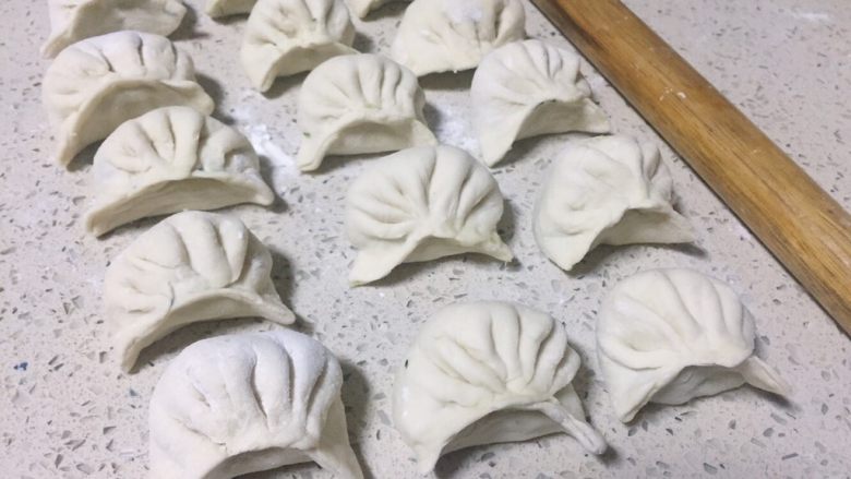 年味~团圆手工韭菜水饺,安同样方法包完饺子皮,锅里烧水,煮水饺了