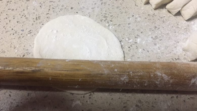 年味~团圆手工韭菜水饺,再用擀面棒均匀的用力顺时针旋转擀面皮