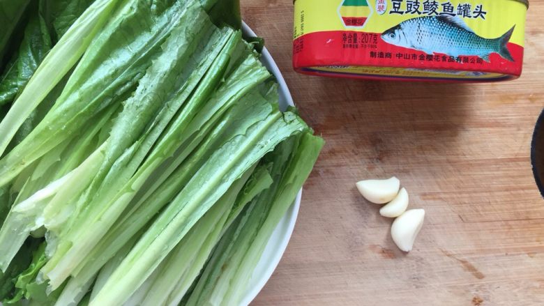 豆豉鲮鱼油麦菜,食材备好,油麦我是洗净用手掰断的,喜欢这么吃,有感觉,哈哈