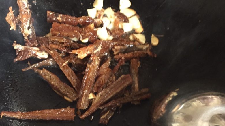 豆豉鲮鱼油麦菜,放入鲮鱼,炒香