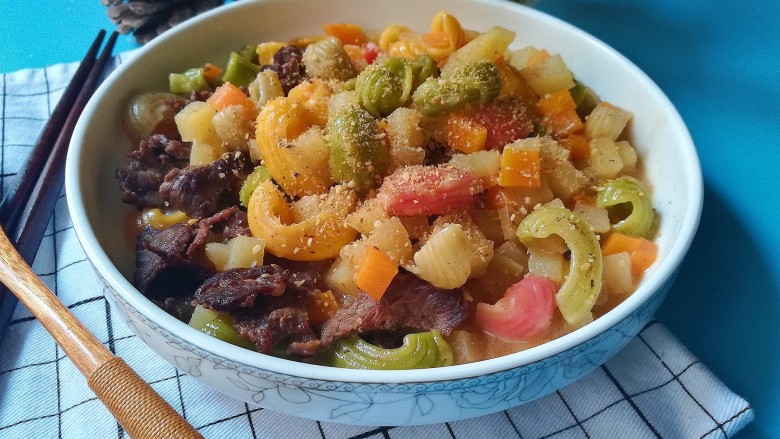双色牛肉焖五彩面,话不多说,撒点芝麻三菇粉提味就可以开动喽