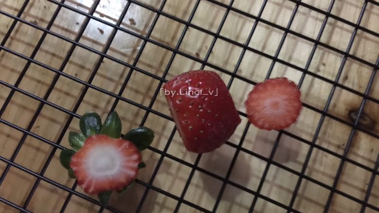 圣诞场景草莓裸蛋糕,草莓切去蒂端,再分2:1段切成两半