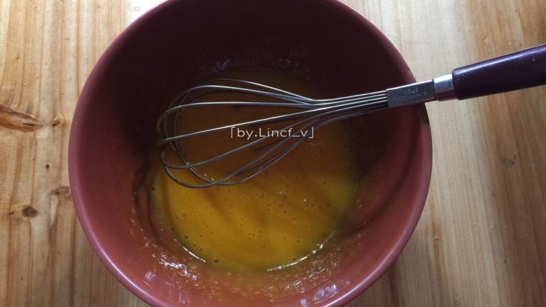 圣诞场景草莓裸蛋糕,将鸡蛋的蛋黄与蛋清分离,蛋黄搅拌均匀