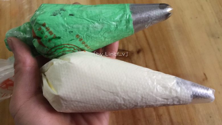 圣诞场景草莓裸蛋糕,再分别将奶油放入装了裱花嘴的裱花袋中