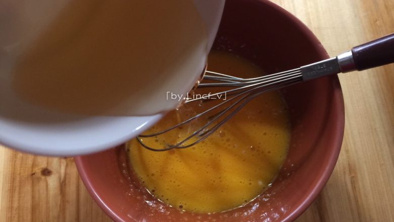 圣诞场景草莓裸蛋糕,加入玉米油搅拌均匀至无油点