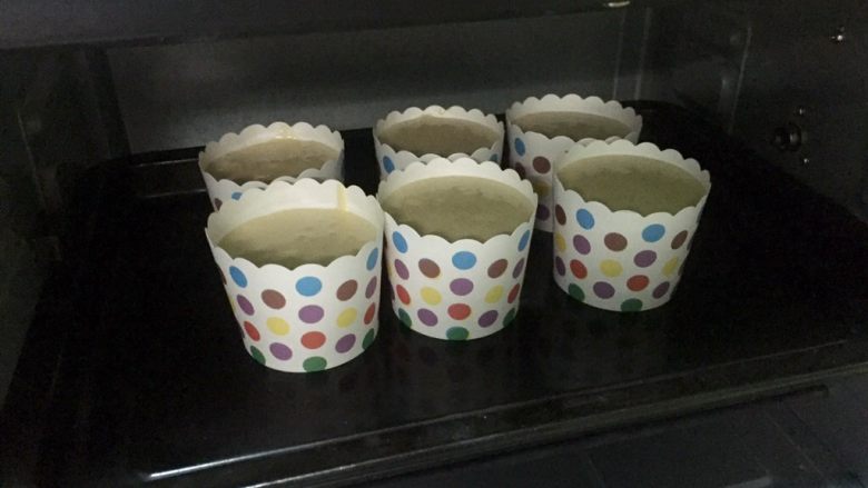 奥利奥向日葵纸杯蛋糕,烤箱预热160度,把纸杯震一下,震出大气泡,放入烤箱中层,烤35分钟。请根据自家烤箱的脾气调整时间和温度。