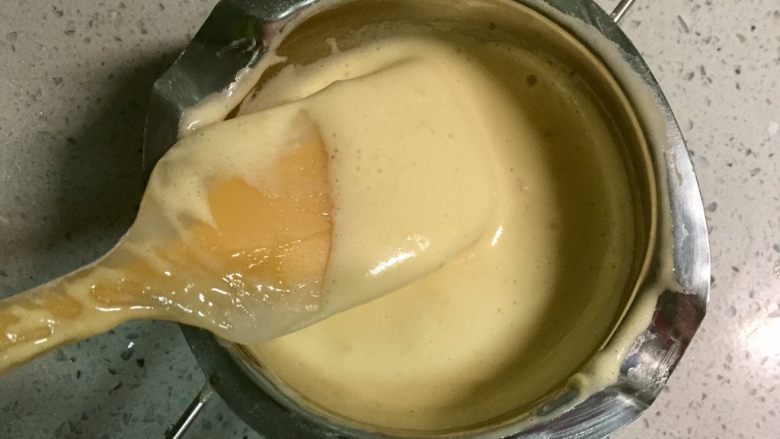奥利奥向日葵纸杯蛋糕,因为两部分食材的密度和温度差别比较大,所以把部分面糊加入融化的黄油牛奶中,先拌匀。