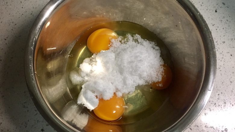 奥利奥向日葵纸杯蛋糕,无水无油的打蛋盆里磕入3个鸡蛋,一次性倒入细砂糖。