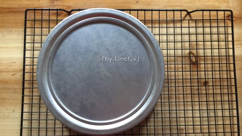 可可戚风蛋糕(八寸),烘烤完成后立刻取出,垂直震下后立刻倒扣放凉