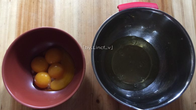 可可戚风蛋糕(八寸),将鸡蛋的蛋黄与蛋清分离,蛋清放在无水无油的打蛋盘中,待用