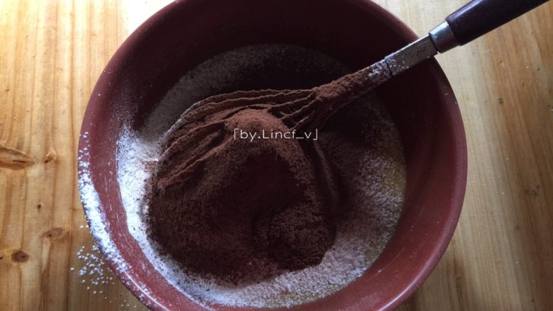 可可戚风蛋糕(八寸),同样过筛加入可可粉