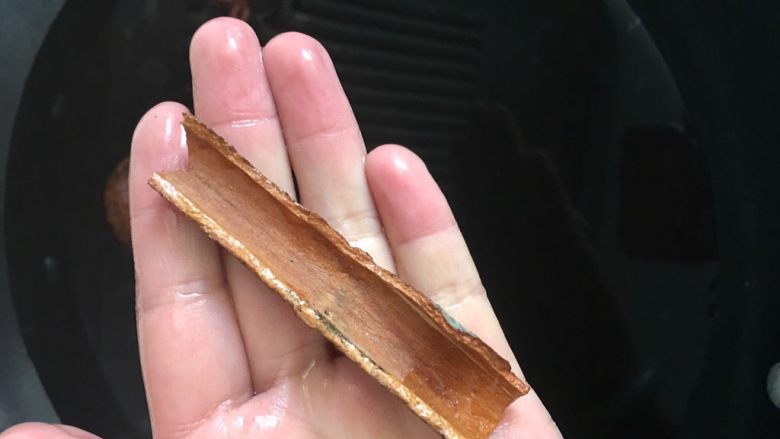 柠檬泡椒凤爪,放入桂皮,开大火把水烧开。