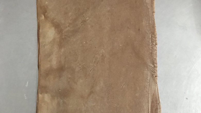 网红脏脏包,将冷藏好的面团擀成大概是40*24的长方形。
