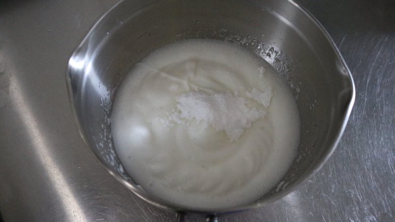 呆萌小可爱杯子蛋糕,打至体积变大、无大气泡时加入第二次糖粉,继续高速打发