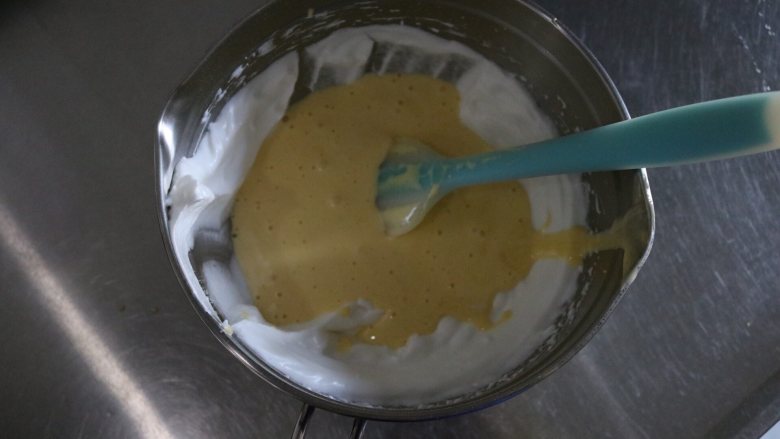 呆萌小可爱杯子蛋糕,将蛋黄糊倒入剩余蛋白中,快速翻拌均匀