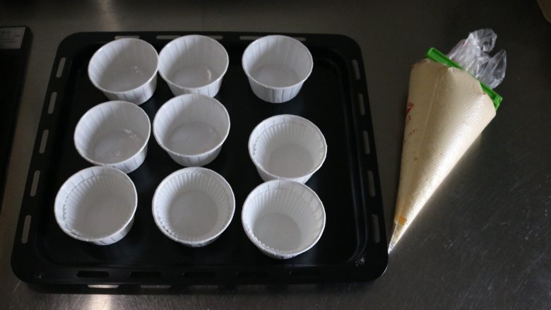 呆萌小可爱杯子蛋糕,将面糊装入裱花袋(2个),准备模具、烤箱提前15分钟预热