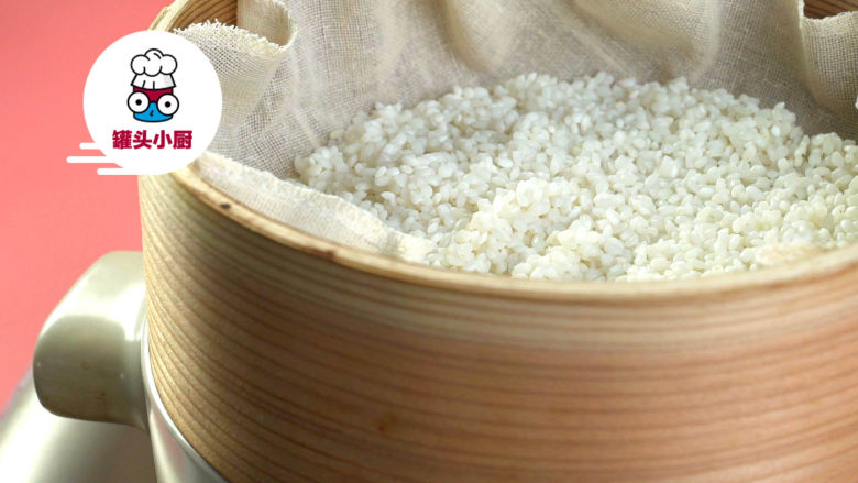 咸蛋肉松八宝饭,<a style='color:red;display:inline-block;' href='/shicai/ 498'>糯米</a>150g洗净，清水浸泡6小时以上，沥干水分。蒸笼铺纱布，倒入泡好的<a style='color:red;display:inline-block;' href='/shicai/ 498'>糯米</a>铺开，放入上汽的蒸锅，中火蒸约20分钟，取出装碗备用