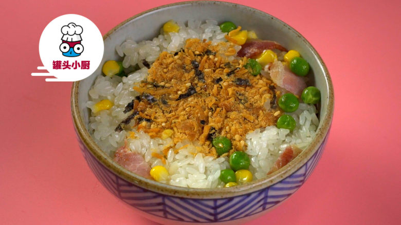 咸蛋肉松八宝饭,取一只碗，碗壁抹一层<a style='color:red;display:inline-block;' href='/shicai/ 406'>猪油</a>防粘，先将蛋黄朝下放入咸蛋黄糯米团，再盖上一半拌有配菜的糯米饭，中间铺入肉松，最后再铺满剩余的糯米饭，压实