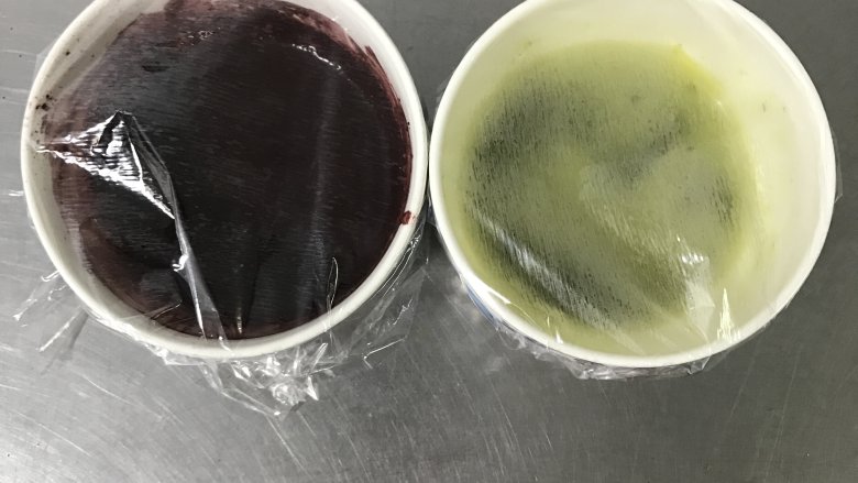 双色蛋糕卷,红曲粉、抹茶粉分别加20克开水,搅拌均匀,盖上保鲜膜备用。