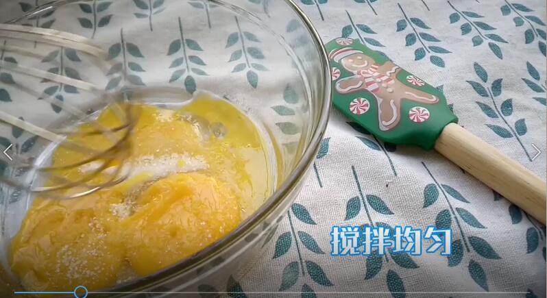 基础新手戚风蛋糕详细做法(视频菜谱),蛋黄加入10g的细砂糖(注意是10g 不要全部加进去了)
